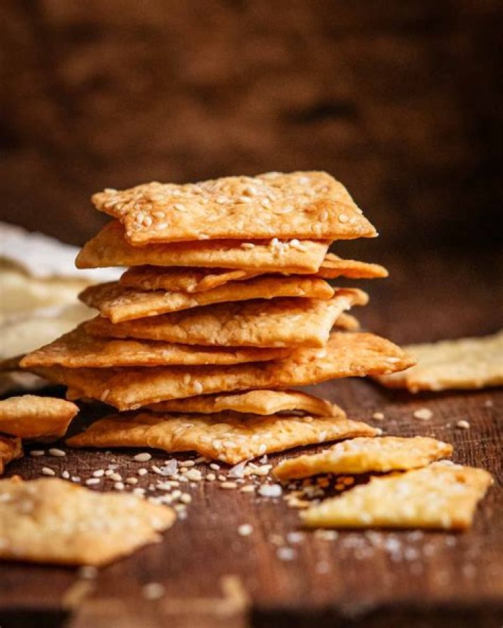Are water biscuits the same as cream crackers?