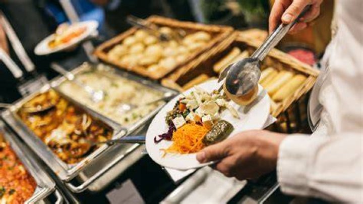 Are you supposed to tip at a buffet?