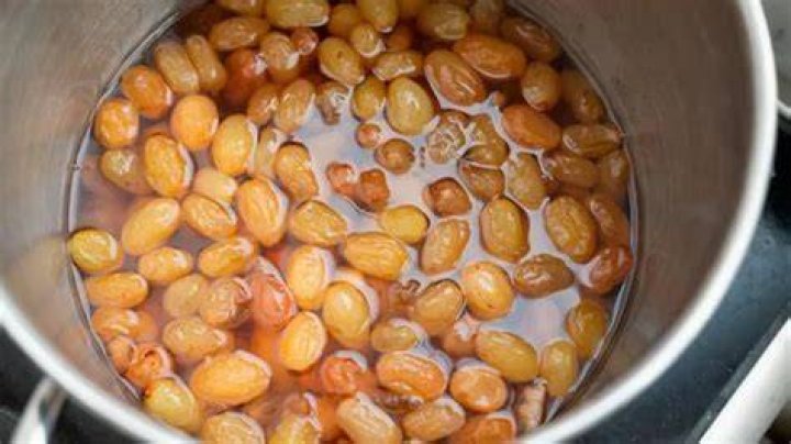 Can we eat soaked raisins?