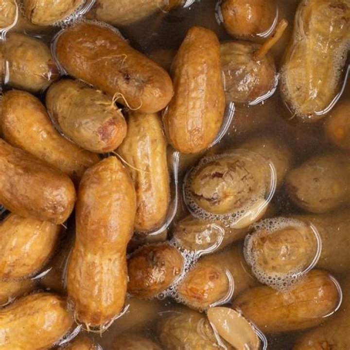 Can you eat boiled peanuts cold?