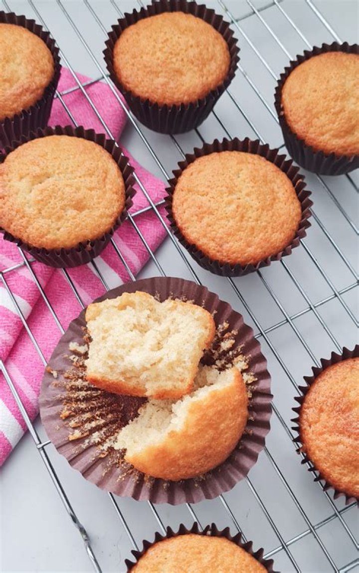Can you leave cupcakes without frosting out overnight?