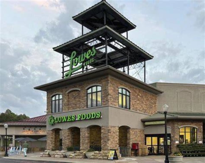 Did Lowes Foods buy IGA?
