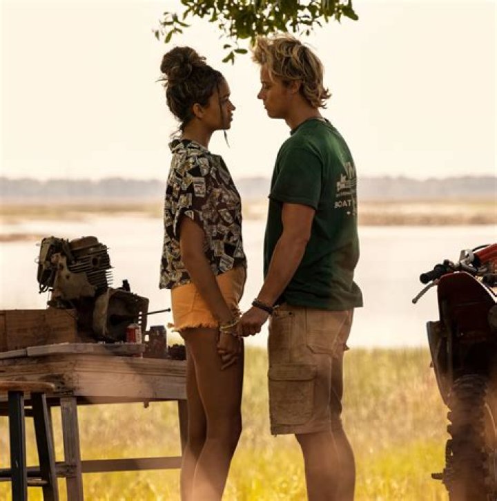 Do Kiara and John B date in Outer Banks?