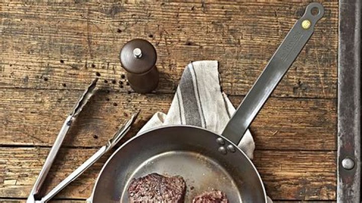 Do metal pan handles get hot?