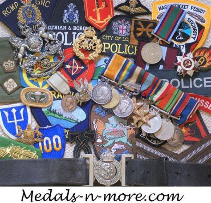 Do military police wear badges?
