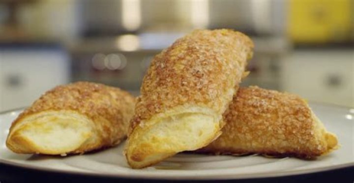 Do Porto’s cheese rolls need to be refrigerated?