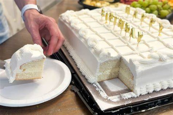 Do Publix bake their own cakes?