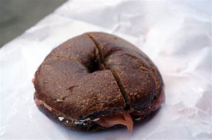 Do pumpernickel bagels have wheat?