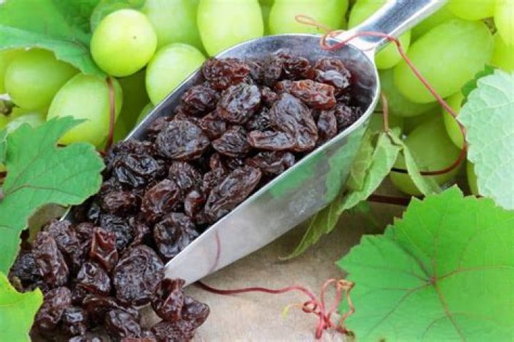 Do raisins have seeds?