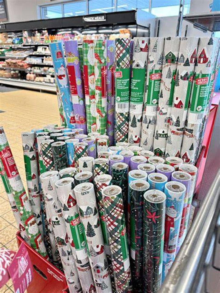 Does Aldi have Christmas wrapping paper?