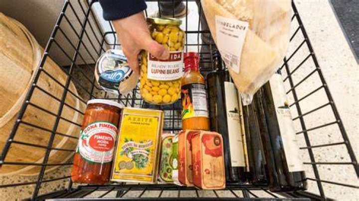 Does Costco bag your groceries?