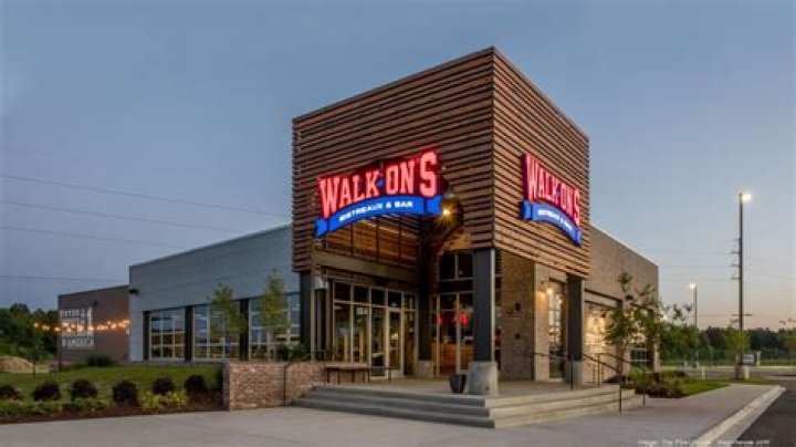 Does Drew Brees own walk ons restaurant?