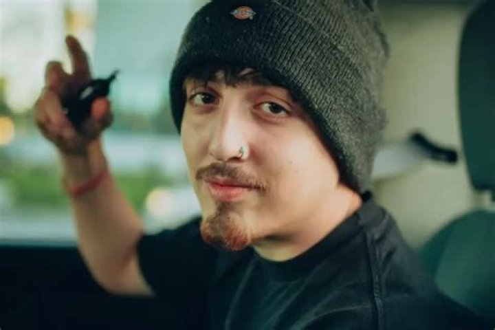 Does Kristopher Nava speak Spanish?