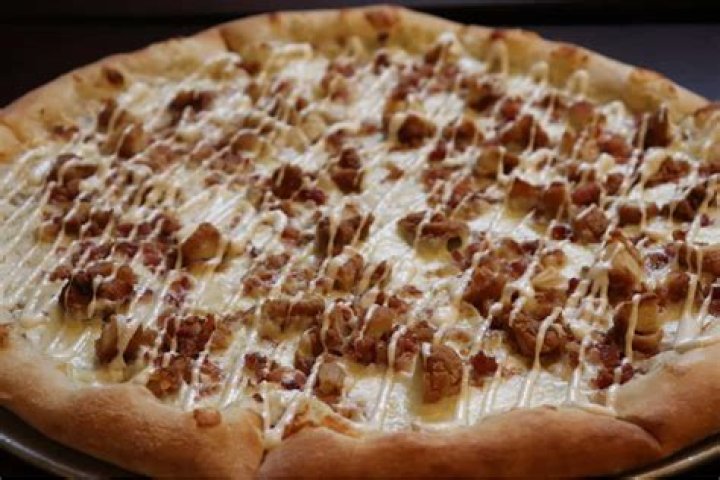 Does Pizza Hut have chicken bacon Ranch pizza?