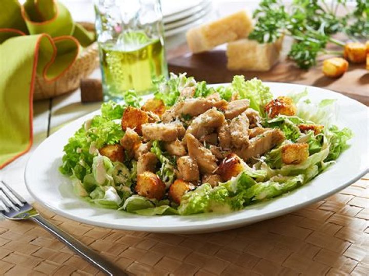 Does Pizza Hut have side salads?