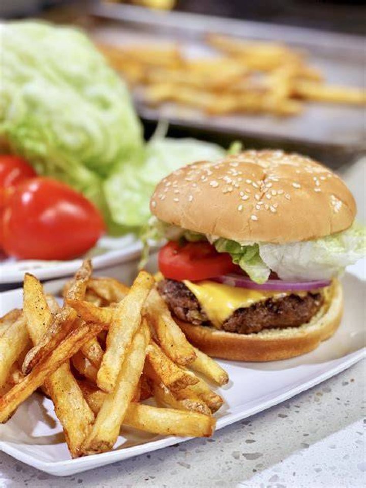 Does the 2 cheeseburger meal come with fries?