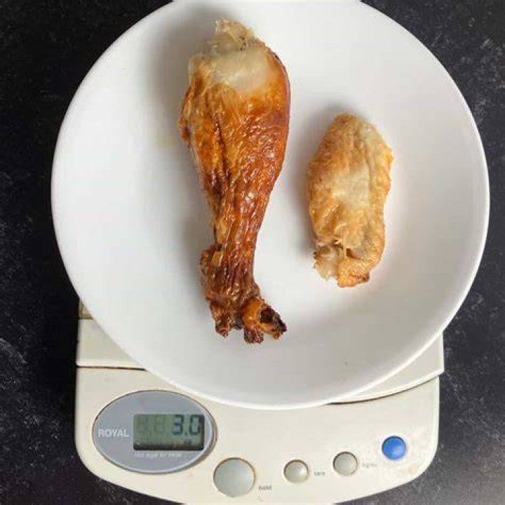 How big is a 4 oz serving of chicken?