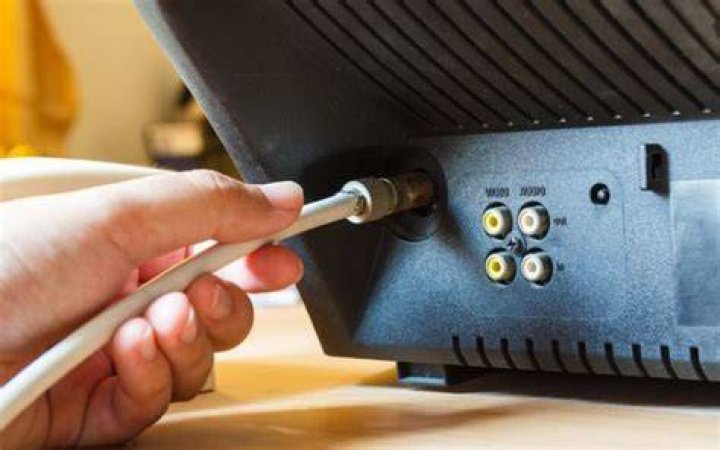 How do I stop my cable TV from Pixelating?