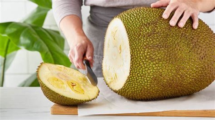How do you cut jackfruit?
