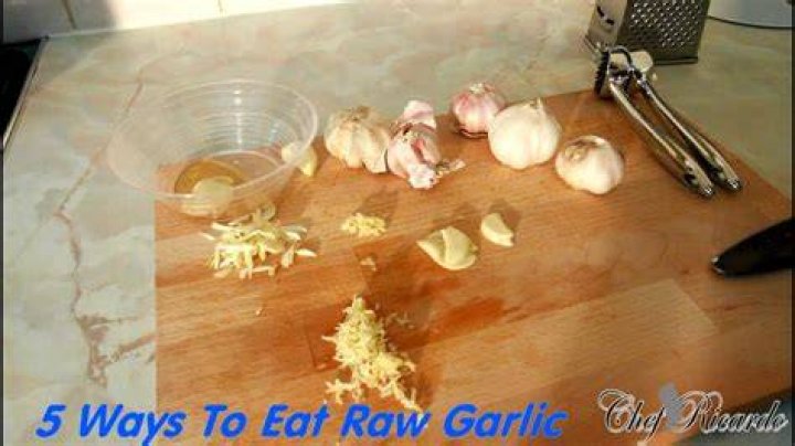 How do you eat raw garlic without it smelling?
