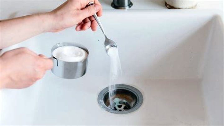 How do you get rid of smelly Christmas tree water?