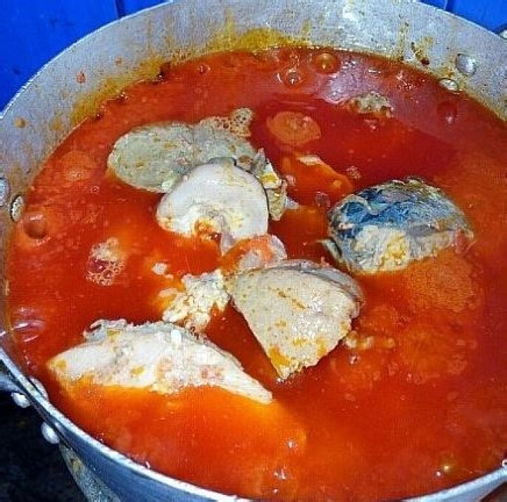 How do you get rid of sour taste in tomato sauce?