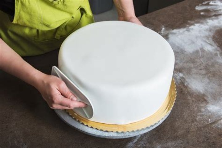 How do you keep fondant moist?