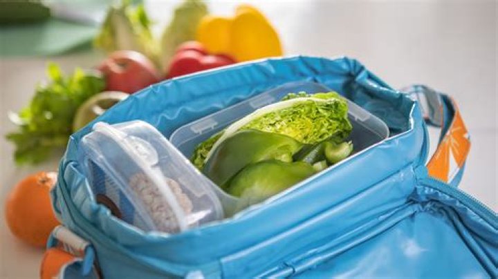 How do you keep food cold in a Bentgo box?