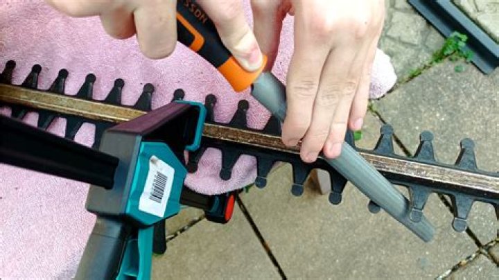 How do you sharpen trimmers at home?