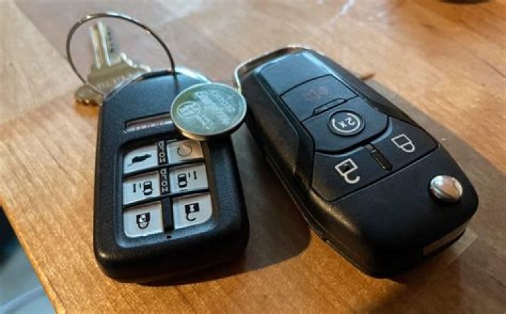 How do you turn off the alarm on a 2004 Jeep Grand Cherokee?