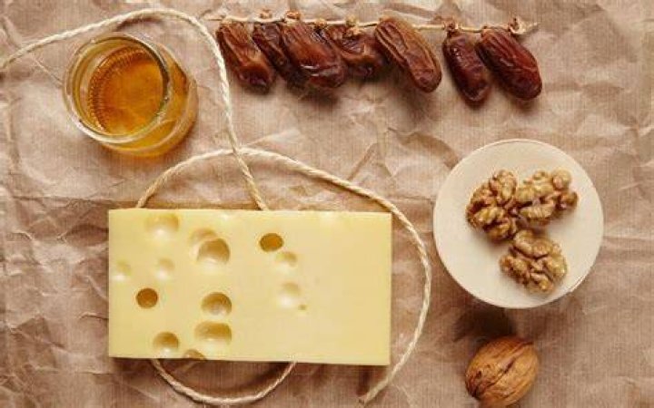 How does Emmental cheese taste like?