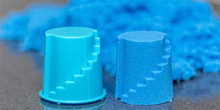 How does kinetic sand not dry out?