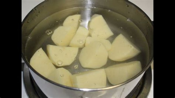 How long can you Soak potatoes in water before cooking?