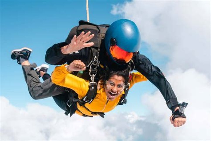 How long do you stay in the air while skydiving?