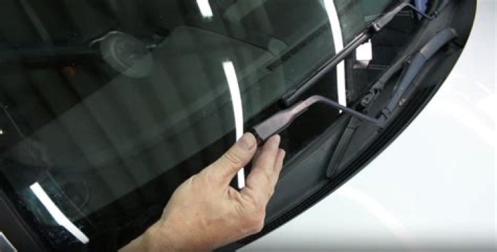 How long does it take for a new windshield to dry?
