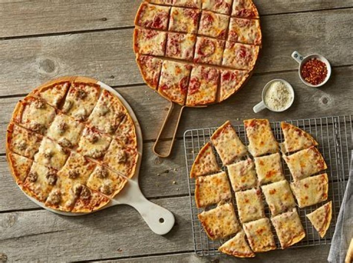 How long does Lou Malnati’s take to ship?
