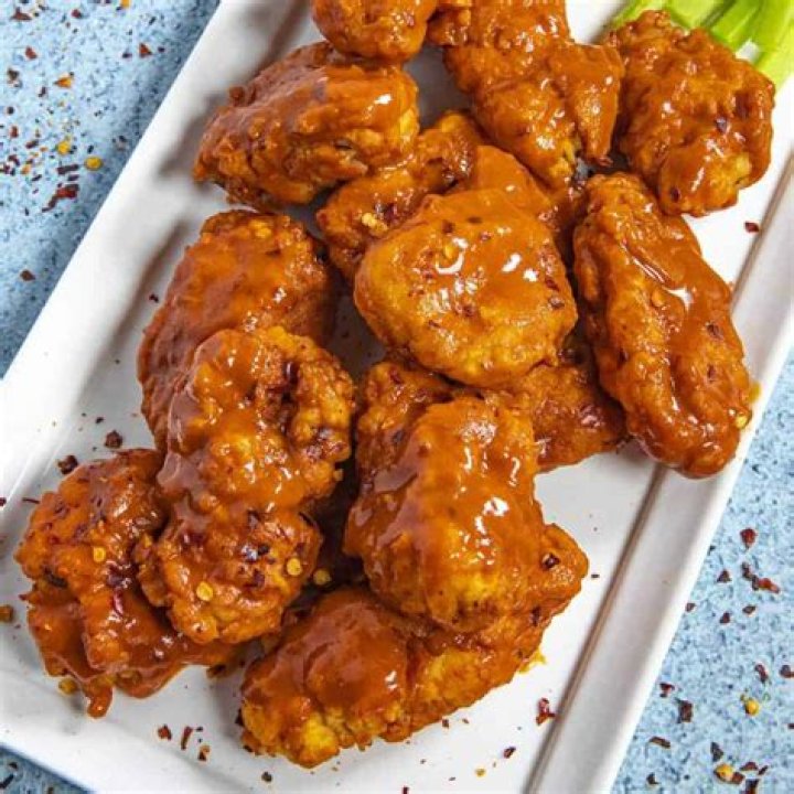 How many boneless wings come with a Zaxby’s meal?