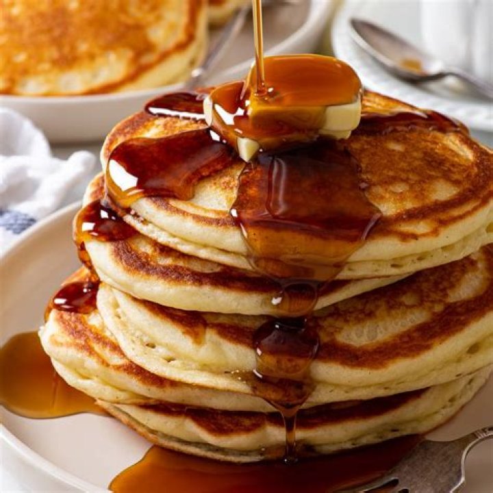 How many calories are in 2 buttermilk pancakes?