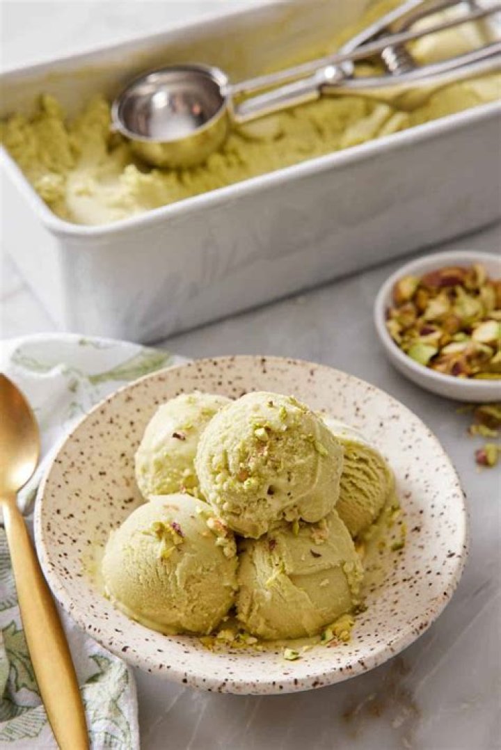 How many calories are in 2 scoops of pistachio ice cream?
