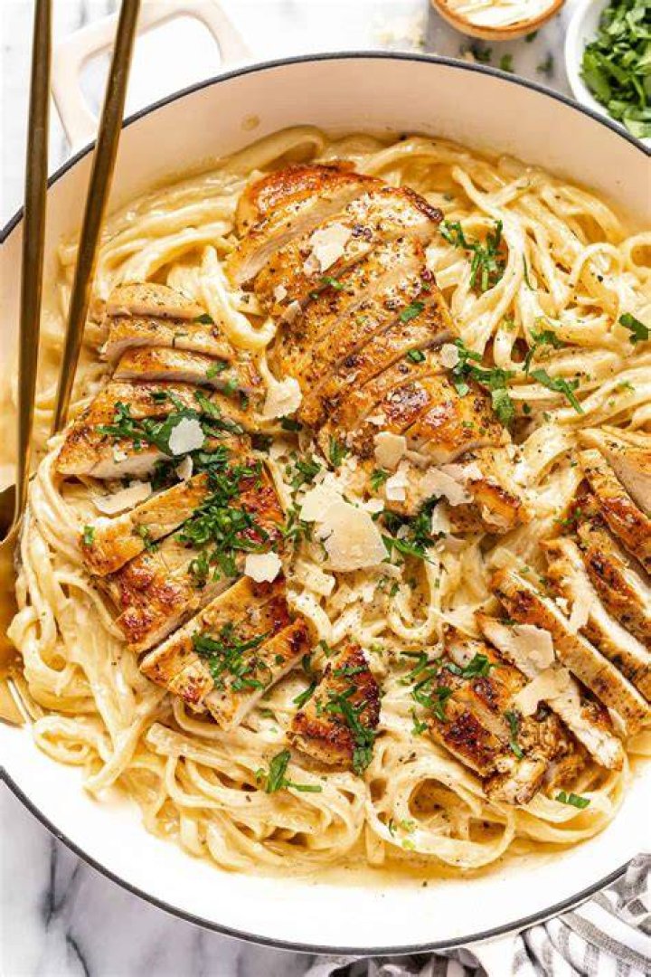 How many calories are in 2 servings of chicken alfredo?