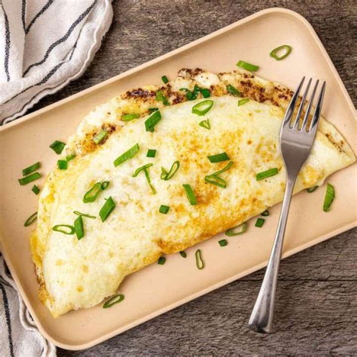 How many calories are in a 2 egg omelette with cheese?
