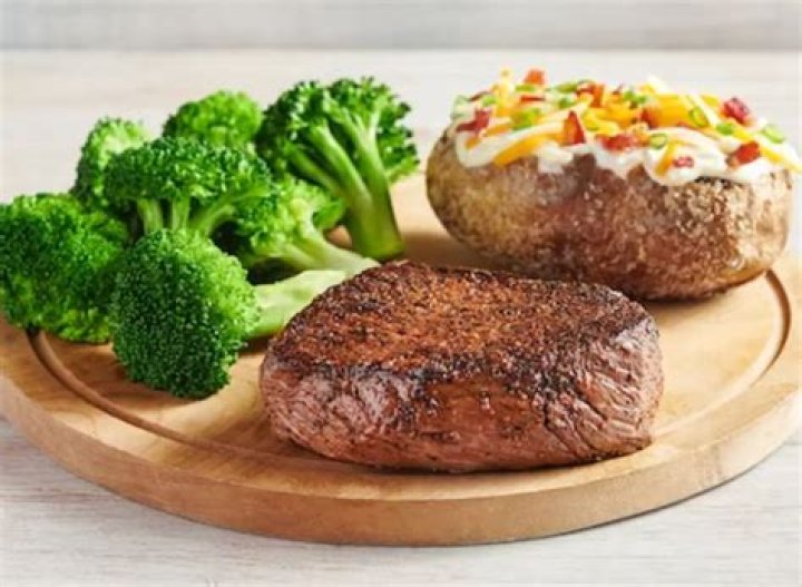 How many calories are in a 6 oz sirloin steak from Outback?