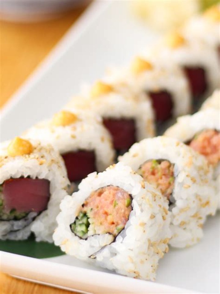 How many calories are in a 9 piece spicy tuna roll?