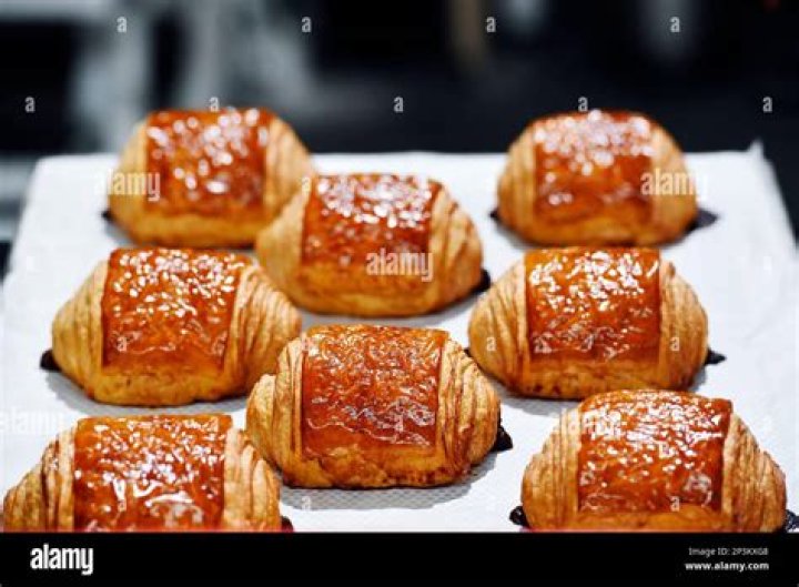 How many calories are in a bakery pain au chocolat?