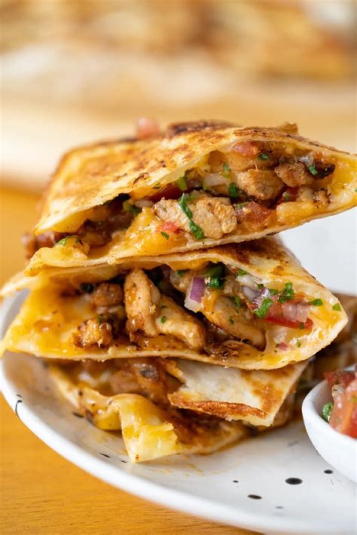 How many calories are in a chicken quesadilla from Taco Bell?
