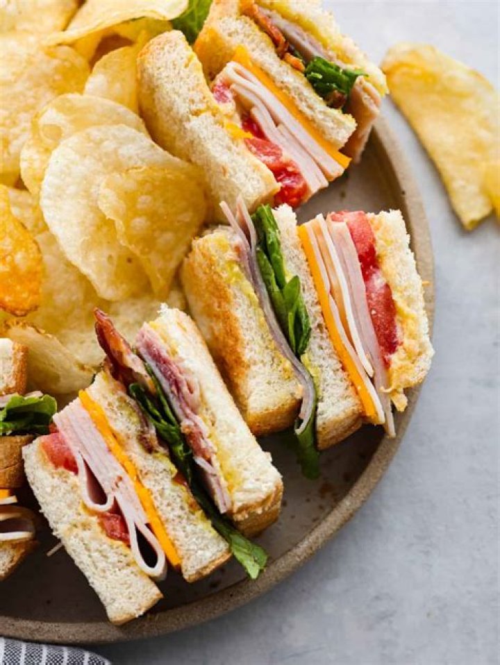 How many calories are in a classic club sandwich?