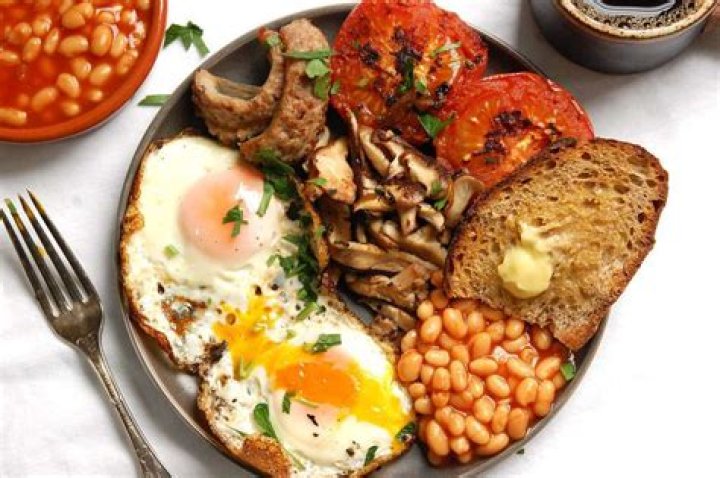 How many calories are in a full English fried breakfast?