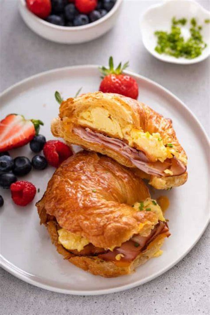 How many calories are in a ham egg and cheese croissant?