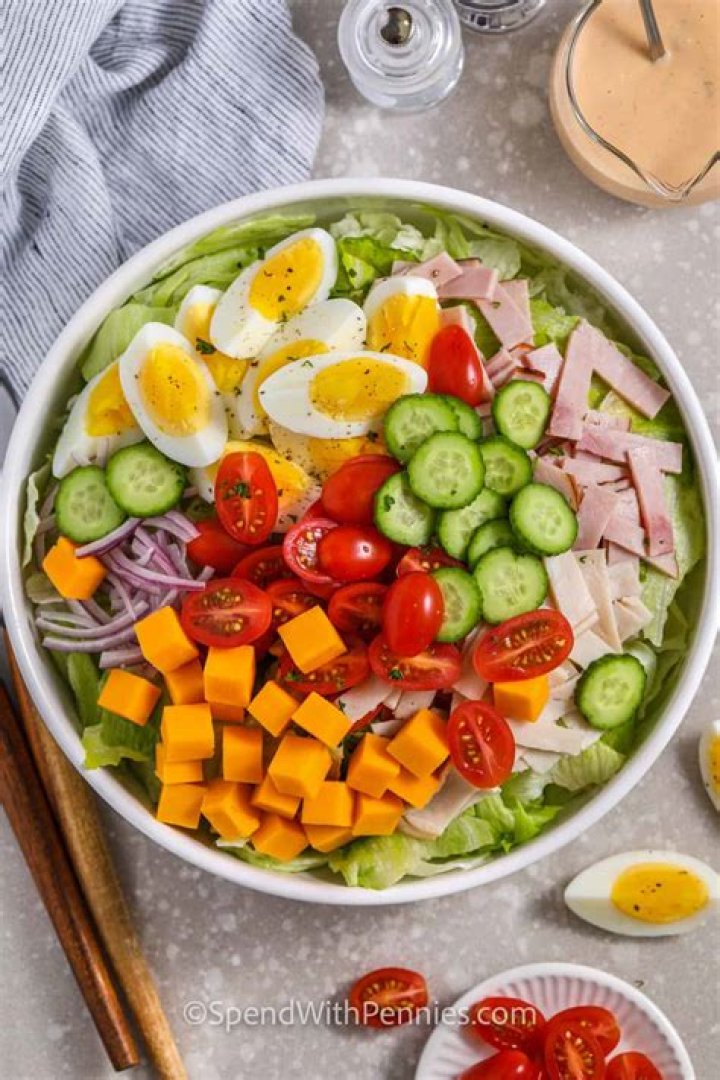 How many calories are in a large Chef Salad with French dressing?
