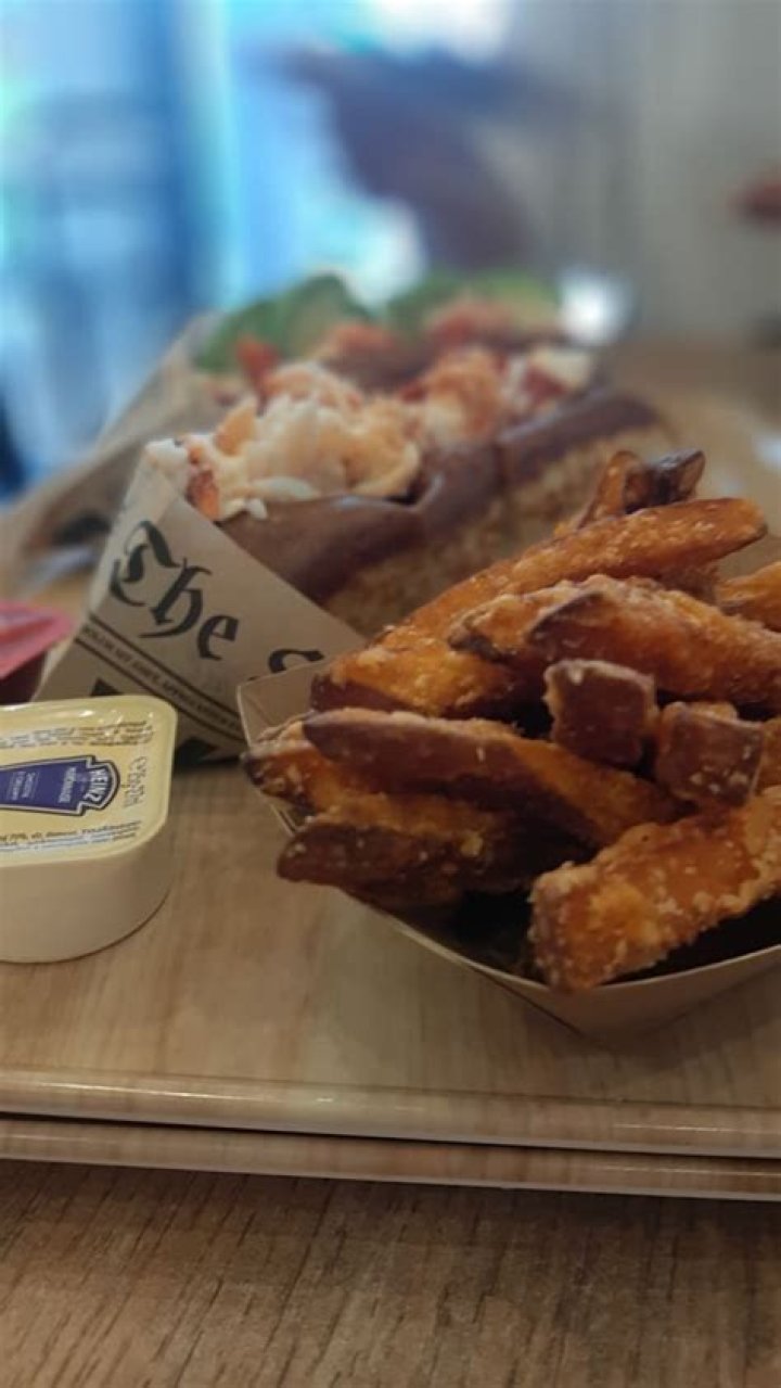 How many calories are in a mason’s lobster roll?